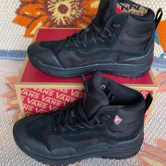 Vans WMNS Ultrarange Exo
Black/Black
VN0A4BVSBKA
Boots Sneakers - Picture 2 of 16